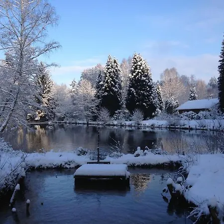 Au Bord De L'eau Chalet *
